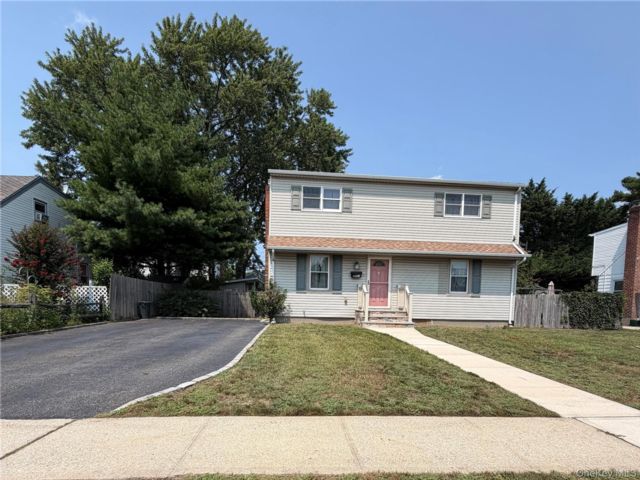  5 BR,  2.00 BTH &nbsp;Exp cape style home in Levittown