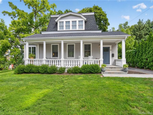  3 BR,  3.00 BTH &nbsp;Colonial style home in Port Washington