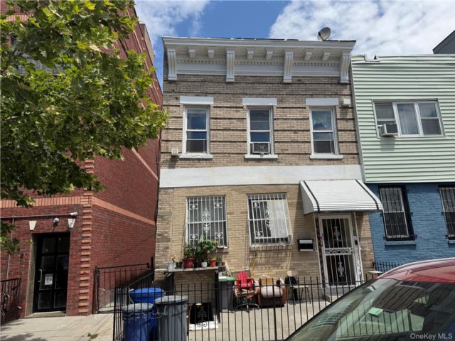 10 BR,  4.00 BTH &nbsp;House style home in Lefferts Garden