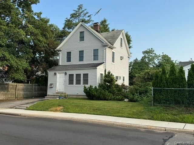  3 BR,  2.00 BTH &nbsp;Colonial style home in Manhasset