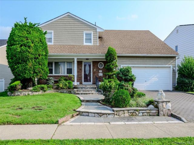  4 BR,  3.00 BTH &nbsp;Colonial style home in Atlantic Beach