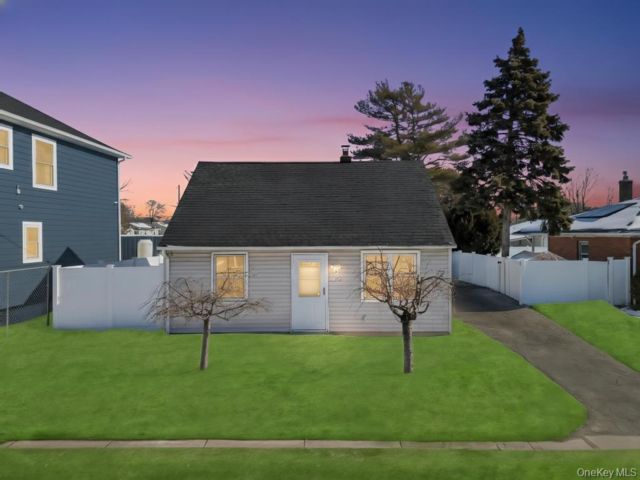  2 BR,  1.00 BTH &nbsp;Cape cod style home in Bay Shore