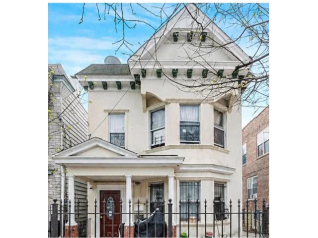  4 BR,  2.00 BTH &nbsp;Colonial style home in Wakefield
