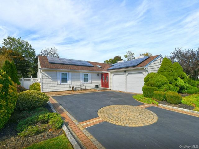  3 BR,  2.00 BTH &nbsp;Ranch style home in East Patchogue