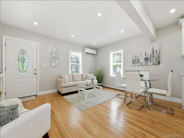  3 BR,  3.00 BTH &nbsp;Cape cod style home in West Hempstead