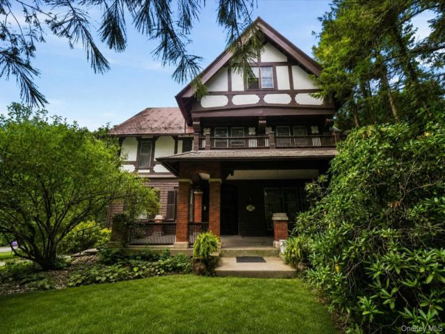  5 BR,  4.00 BTH &nbsp;Colonial style home in Poughkeepsie