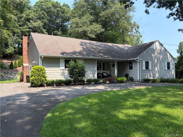  3 BR,  3.00 BTH &nbsp;Ranch style home in Dix Hills