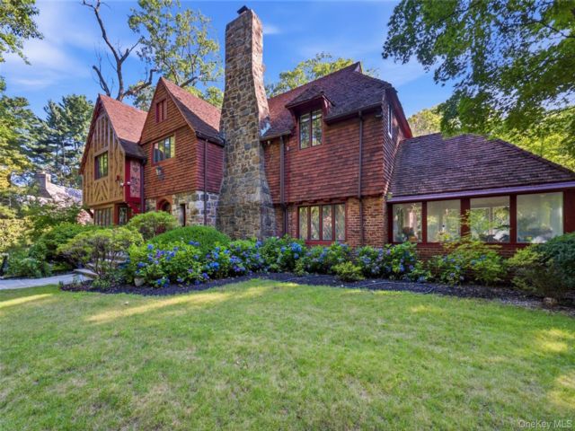  5 BR,  5.00 BTH &nbsp;Colonial style home in Great Neck