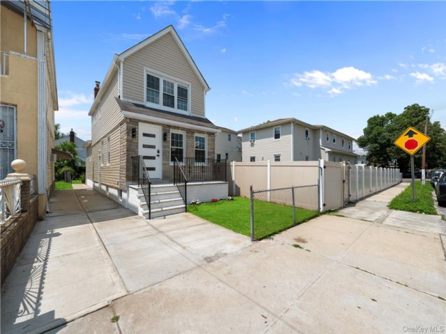  4 BR,  4.00 BTH &nbsp;Colonial style home in Jamaica