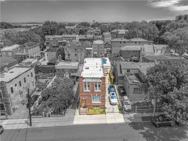  7 BR,  4.00 BTH &nbsp;House style home in East Elmhurst