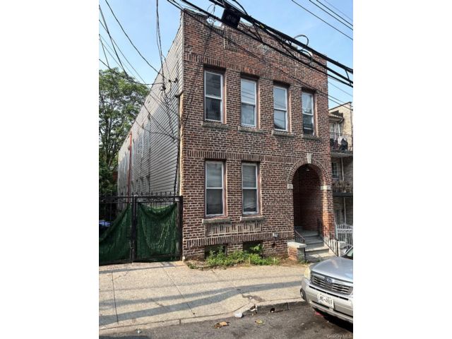  7 BR,  4.00 BTH &nbsp;House style home in Wakefield