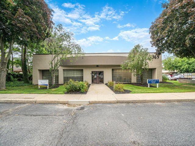 Studio,  0.00 BTH &nbsp;House style home in East Islip