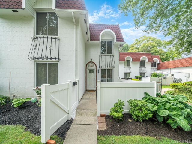  3 BR,  2.00 BTH &nbsp;Condo style home in Medford