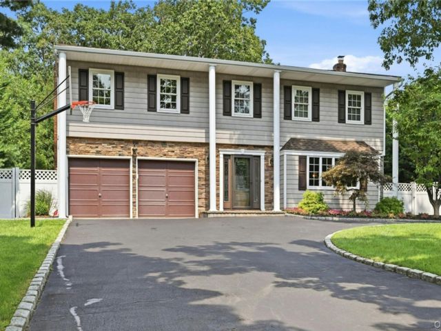  4 BR,  3.00 BTH &nbsp;Colonial style home in Kings Park