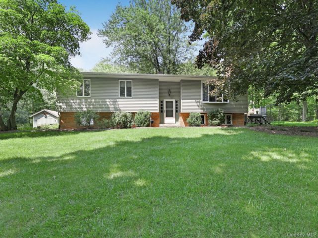  3 BR,  3.00 BTH &nbsp;Raised ranch style home in Otisville
