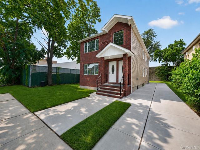 8 BR,  5.00 BTH &nbsp;House style home in Rochdale