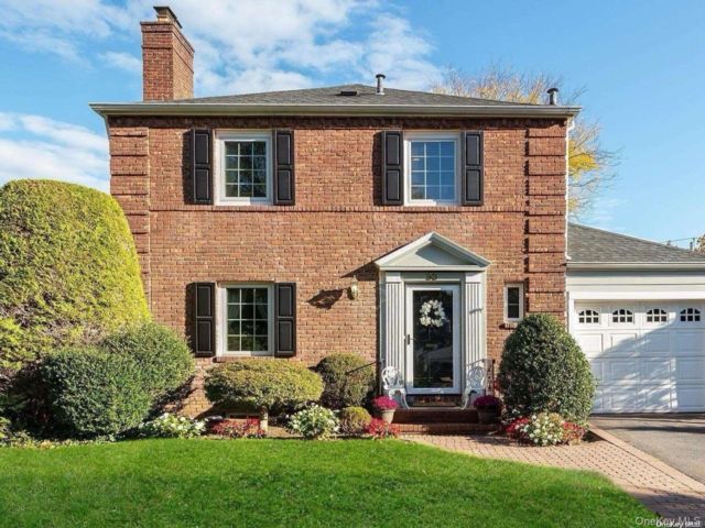  3 BR,  3.00 BTH &nbsp;Colonial style home in Garden City