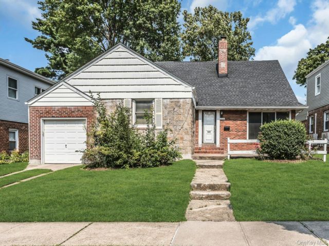  3 BR,  3.00 BTH &nbsp;Ranch style home in Bayside