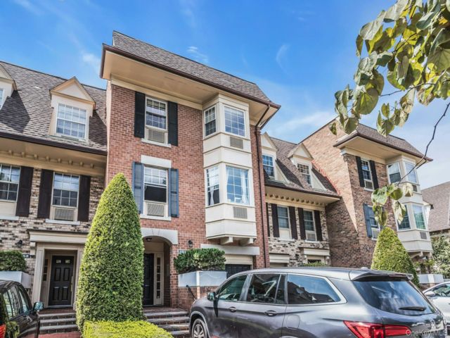  3 BR,  2.00 BTH &nbsp;Condo style home in Bayside