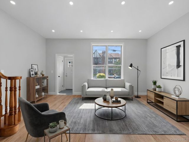  3 BR,  4.00 BTH &nbsp;Tudor style home in Laurelton
