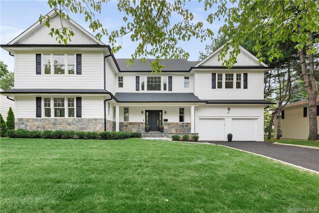  6 BR,  6.00 BTH &nbsp;Colonial style home in Garden City