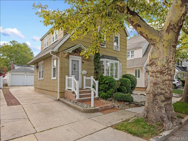  3 BR,  2.00 BTH &nbsp;Colonial style home in Williston Park