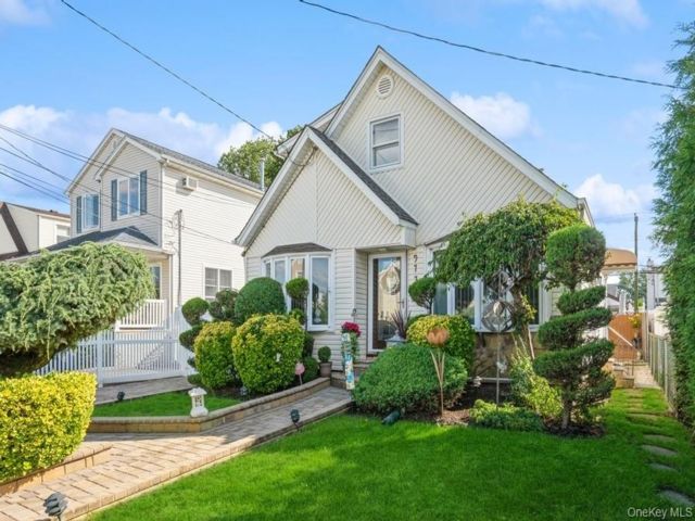  5 BR,  3.00 BTH &nbsp;Cape cod style home in Franklin Square