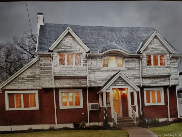  5 BR,  4.00 BTH &nbsp;Colonial style home in Addisleigh Park