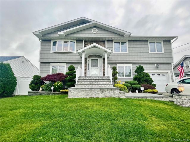  4 BR,  3.00 BTH &nbsp;Hi ranch style home in Massapequa Park