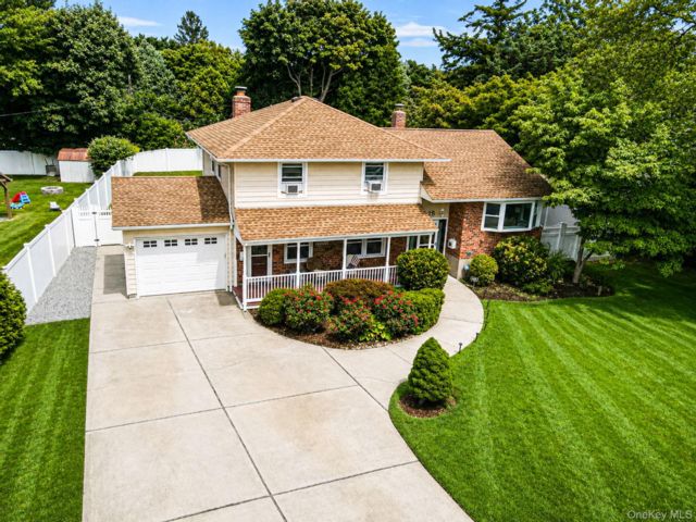  3 BR,  2.00 BTH &nbsp;Split level style home in Kings Park