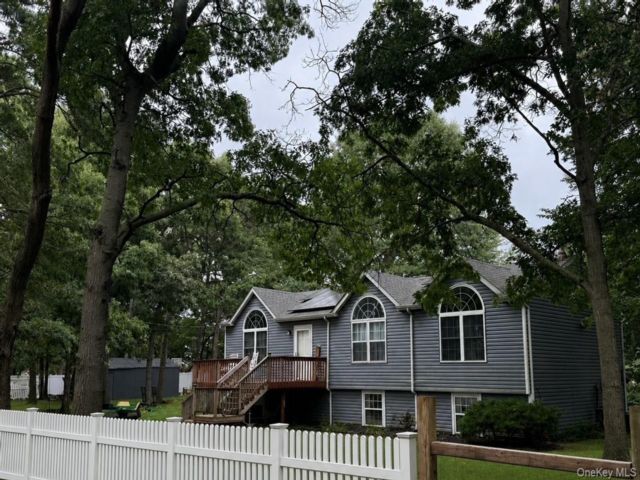  4 BR,  3.00 BTH &nbsp;Raised ranch style home in Medford