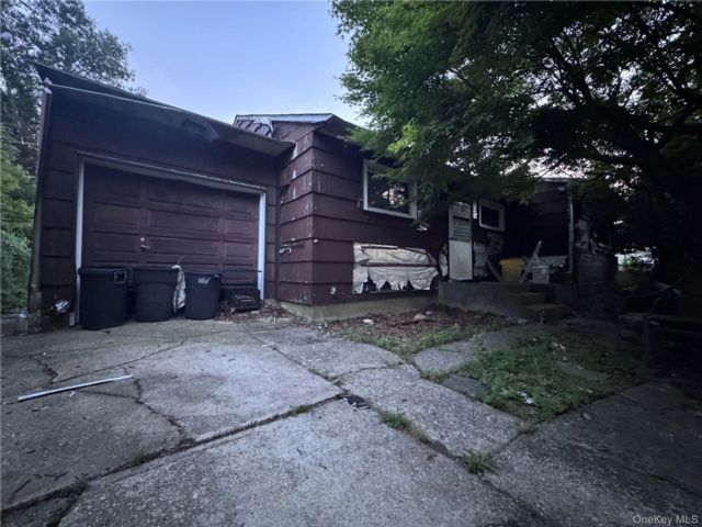  3 BR,  2.00 BTH &nbsp;Colonial style home in Plainview