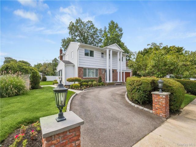  4 BR,  4.00 BTH &nbsp;Splanch style home in Old Bethpage