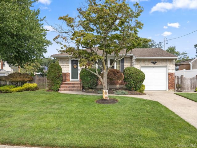  3 BR,  2.00 BTH &nbsp;Ranch style home in Massapequa