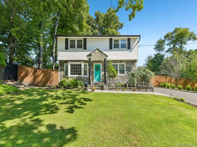 4 BR,  2.00 BTH &nbsp;Colonial style home in Smithtown
