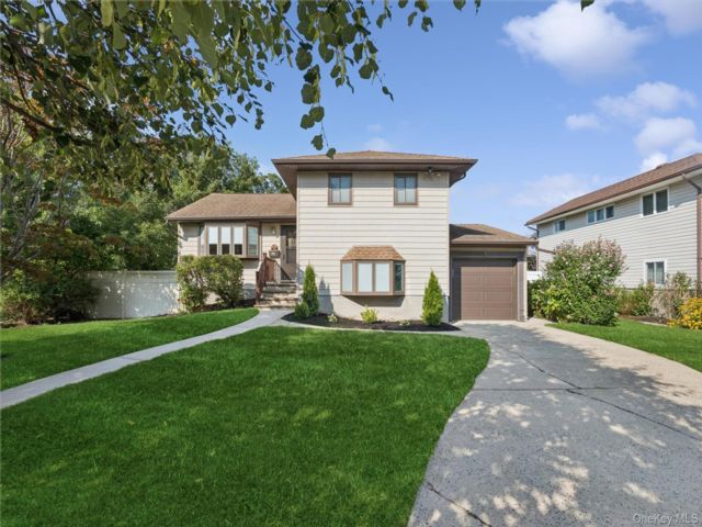  3 BR,  2.00 BTH &nbsp;Split level style home in Jericho