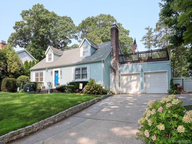  3 BR,  2.00 BTH &nbsp;Exp cape style home in Glen Head