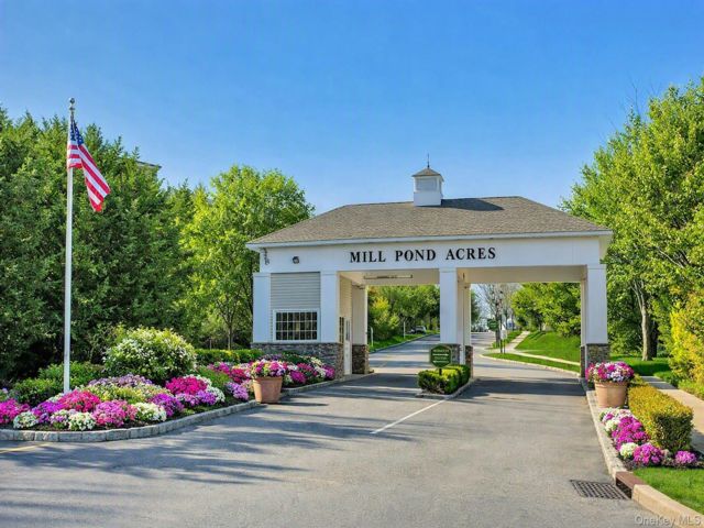  2 BR,  2.00 BTH &nbsp;Condo style home in Port Washington