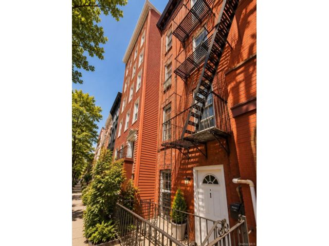  4 BR,  5.00 BTH &nbsp;House style home in Long Island City
