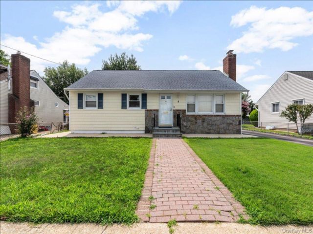  4 BR,  2.00 BTH &nbsp;Ranch style home in Hicksville