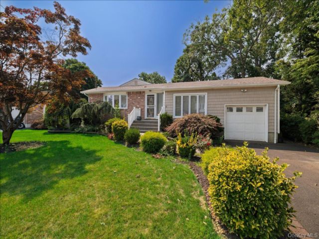  4 BR,  3.00 BTH &nbsp;Ranch style home in Massapequa