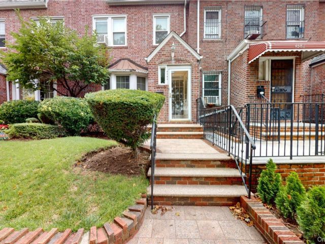  3 BR,  2.00 BTH &nbsp;House style home in Mill Basin