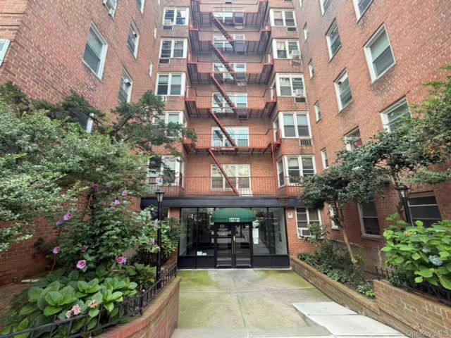  2 BR,  2.00 BTH &nbsp;Mid rise style home in Flushing