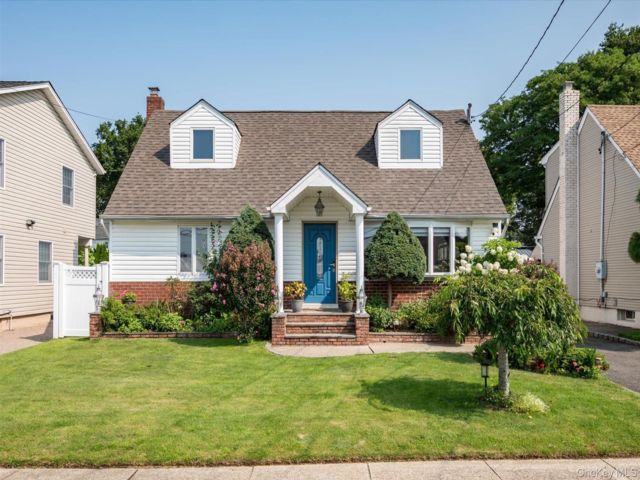  3 BR,  2.00 BTH &nbsp;Cape cod style home in Franklin Square