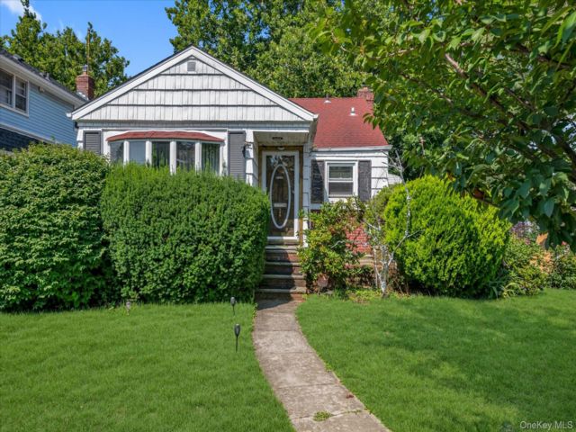  3 BR,  2.00 BTH &nbsp;Cape cod style home in Franklin Square