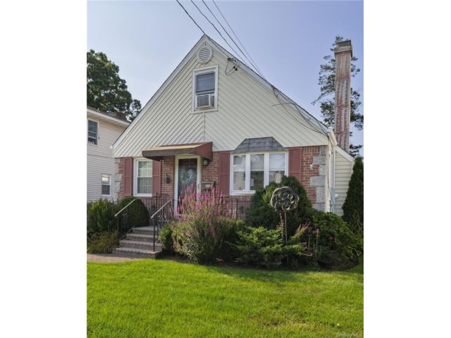  4 BR,  1.00 BTH &nbsp;Cape cod style home in South Hempstead