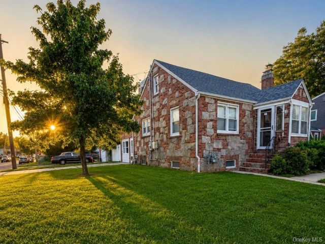  5 BR,  4.00 BTH &nbsp;Cape cod style home in West Babylon