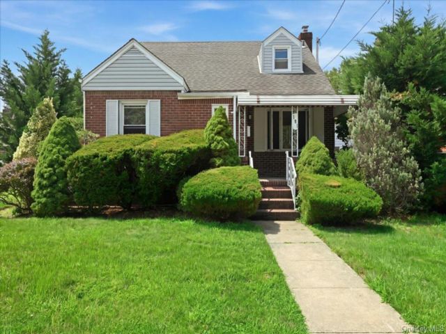  3 BR,  2.00 BTH &nbsp;Cape cod style home in New Hyde Park