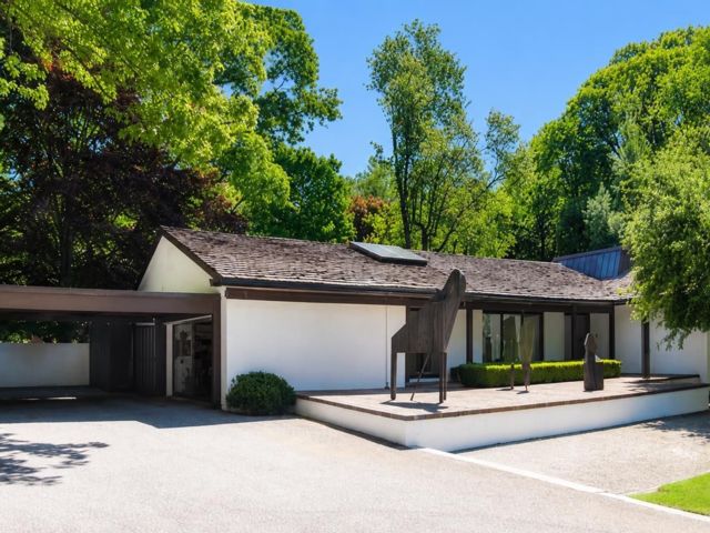  4 BR,  4.00 BTH &nbsp;Ranch style home in Sands Point