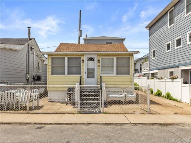  2 BR,  1.00 BTH &nbsp;Bungalow style home in Long Beach